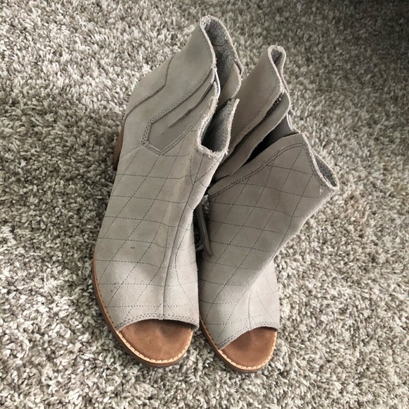 Toms Grey suede open toe bootie, size 8 - Picture 2 of 3